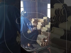 Demir kırmızı süsleme yüksek sıcaklıktan sonra büyülü bir şekilde güzel renkli çatı levhalarına dönüşecek.